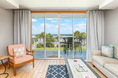 Image de Vue magnifique sur l'océan et la piscine, balcon couvert, complexe en bord de mer avec trois piscines et restaurant