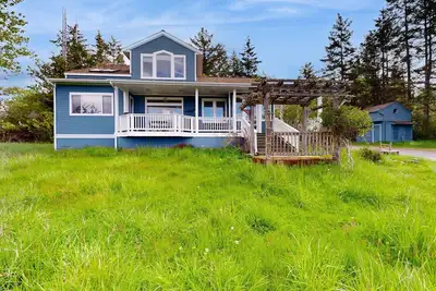 Image de Maison spacieuse et moderne avec vue imprenable sur la baie, près du village de Lopez et du port de plaisance!