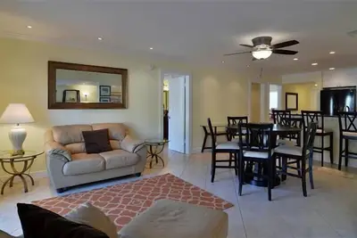 Image de Unité 360 - 2 chambres 2 salles de bain côté baie grand condominium