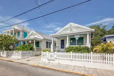 Image de Deux chalets rustiques avec bains à remous privés et parking privé - chiens Ok