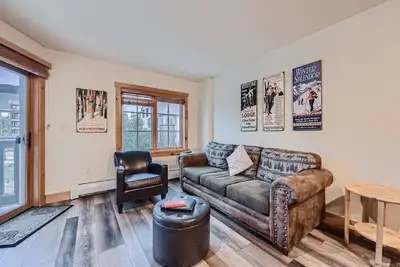 Image de Super 2 chambres avec une cuisine mise à jour à la station d'expédition! Marcher à l'ascenseur avec une piscine et Ho