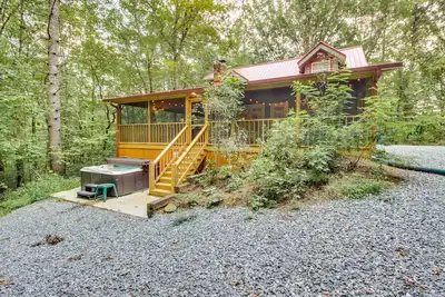 Image de Sur 8 acres de terrain boisé w / un ruisseau! Profitez bain à remous privé, moustiquaire, terrasse et foyer