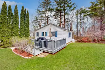 Image de Chalet confortable avec terrasse privée - promenade à Short Sands Beach, 2 chiens bienvenus!