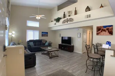 Image de Grande trois chambres en copropriété près de Wolf Creek Golf Course!