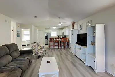 Image de Private Home Seulement 2 blocs de la plage! Piscine communautaire ~ Barbecue au gaz privé et balcon