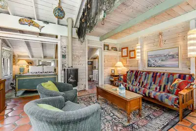 Image de Cabine pour chiens avec accès au parc et à la plage; bain à remous privé, foyer et foyer