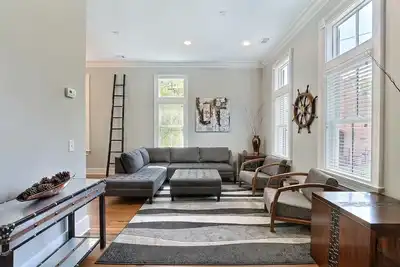 Restez local à Savannah: New Townhome au large du parc Forsyth