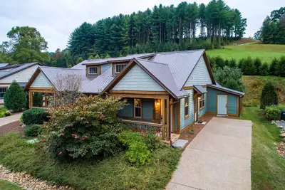 Image de Montagne pittoresque de la maison, piscine du complexe