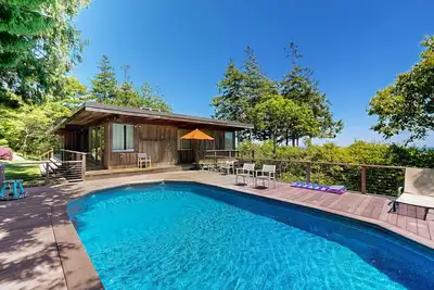 Image de Maison emblématique du milieu du siècle avec terrasses, piscine privée et vue sur l'océan!