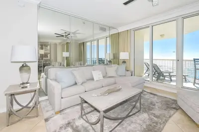 Image de Condo moderne et spacieux avec balcon privé en bord de mer!
