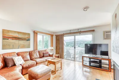 Image de Condo confortable près des pistes avec vue sur la montagne, piscine, bain à remous et salle de fitness