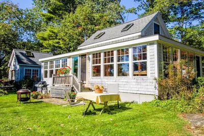 Image de Cottage Bayview charmant avec poĂŞle Ă bois, terrasse, jardin, Ă 200 pieds de l'eau!