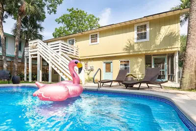 Image de Grand Cottage Tybee avec grande piscine privée, clôturé dans la cour, Animaux acceptés