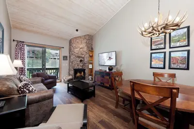 Image de Condo récemment meublé - Piscine chauffée - Navette de ski gratuite - 4e nuit gratuite