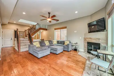 Image de Spacieux, maison familiale w / balcon et terrasse - près de la ville, lac et ski