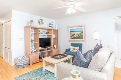 Image de Condo qui accepte les animaux de compagnie avec vue partielle sur la mer à quelques pas de la plage