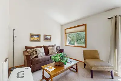 Image de Cozy, front de mer, cabine mountainview w / emplacement de choix et sources chaudes partagées!