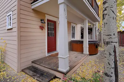 Image de The Grand Escape - Grand Duplex sur Elk. Spa privé! 2 1/2 pâtés de maisons pour la navette.