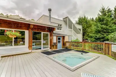 Image de Condo Bridges Resort avec piscines partagées, bain à remous, salle de gym, tennis - près des pistes de ski!