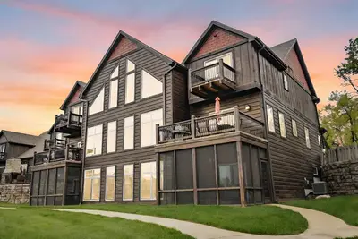 Image de Luxury Lakefront Villa-Theatre Room ~ Piscine ~ Lazy River ~ Kayaks ~ Dock ~ 2Mi à Sdc