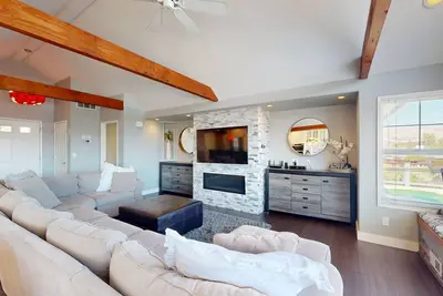 Image de Maison moderne et spacieuse près du lac Chelan avec bain à remous privé et piscine partagée!