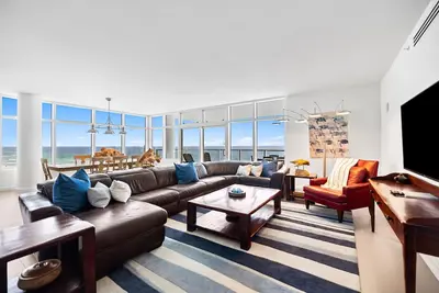 Image de Condo moderne en bord de mer avec piscine communautaire sur le toit! 🌊