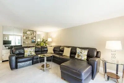 Image de Unité 321 - 2 Chambre 2 Salle de bain Bay Side Intérieur Condominium