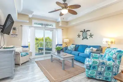 Image de Condo au bord de l'eau avec deux chambres, piscine communautaire, tennis, à quelques pas d'un rivage calme