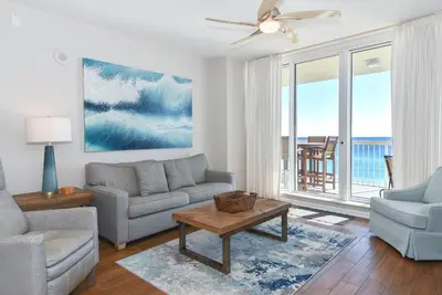 Image de Condo en bord de mer doux, net et côtier avec balcon privé!