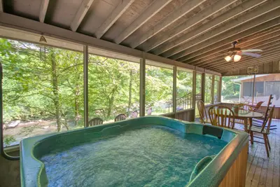 Image de Cabine 2 chambres Smoky Mountain Riverside avec bain à remous près du centre-ville