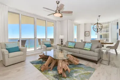 Image de Grand balcon privé dans un condo moderne en bord de mer!