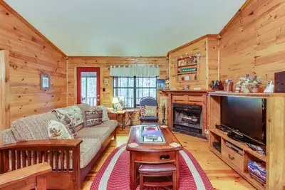 Image de Dog-friendly cabane dans les bois w / bain à remous privé, moustiquaire, terrasse et barbecue