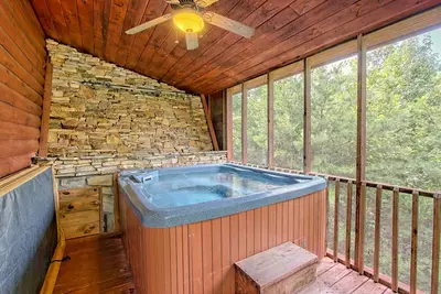 Image de Cabine acceptant les chiens avec vue imprenable sur la montagne, bain à remous, air hockey, cascade extérieure