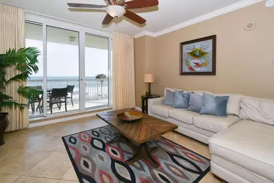 Image de Condo en bord de mer tropical et mis à jour avec balcon privé!