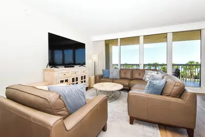 Image de Condo en bord de mer décoré de couleurs vives: chambres spacieuses! Comprend un service de plage