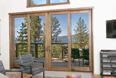Image de Beaver - Brand New - Vue sur le lac 3 Br - Mountain Design moderne avec bain Ă remous!