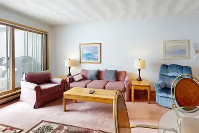 Image de Cozy, condo front de mer w / bain à remous partagé, sauna et salle de gym - à proximité des pistes, et la ville