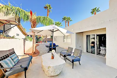 Image de la maison du désert Posh, w / bain à remous, piscine partagée, baignoire et tennis chaud!