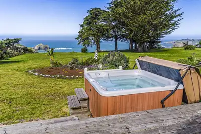 Image de maison Oceanfront w / bain à remous privé, vue sur l'océan et du divertissement!