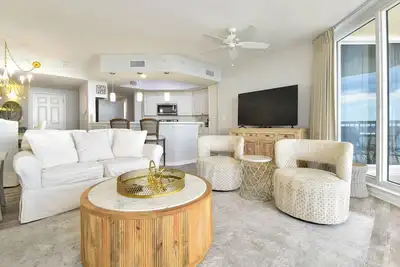 Image de Condo côtier rafraîchissant en bord de mer avec plancher mis à jour!