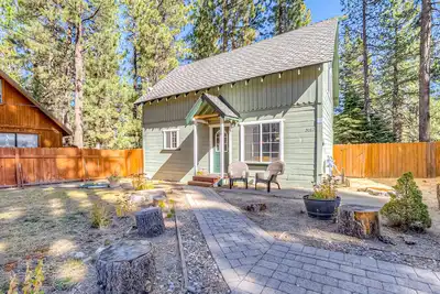 Image de Cabane pour les chiens avec bain à remous privé près du port de plaisance de Camp Richardson.