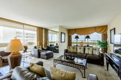 Image de Unité 105 - Condominium de 2 chambres et 2 salles de bains avec vue partielle sur le golfe du Nord