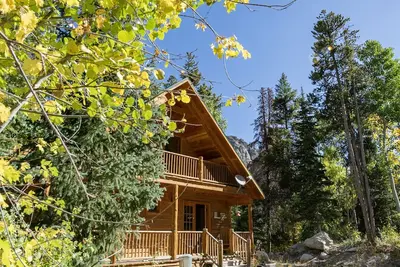 Image de Forest Creek Cabin - Le ski est super, une belle escapade en montagne!