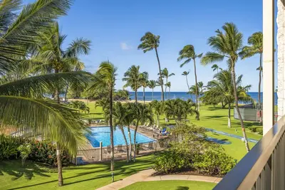 Image de Vue sur la piscine et l'océan depuis le salon, se détendre dans la climatisation ou sur le pont de lanai