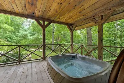 Image de Busbee Cabin - Une cabane en rondins de montagne à seulement 10 minutes du centre-ville! Jacuzzi!