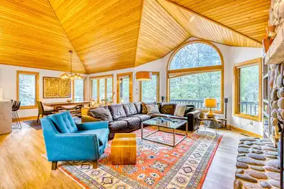 Image de Maison confortable avec foyer en pierre, bain à remous privé et accès Sharc