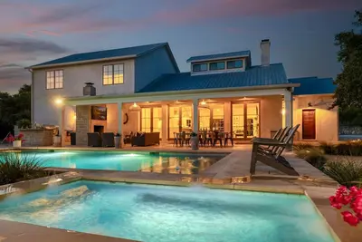 Image de Retraite PRIVÉE | Piscine | Fire Pit | 18 Lits | 7 Chambres | 6. 5 Bath | Près de Downtn