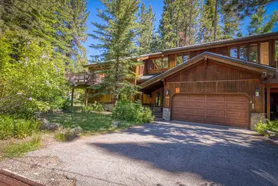 Image de Maison élégante avec bain à remous - à deux rues de Tahoe Pines Beach