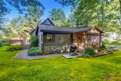 Image de Facile d'accueil parmi les arbres avec bar, table de baby-foot, bain à remous, terrasse et foyer