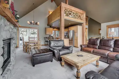 Image de Jolie maison de ville rustique à quelques minutes en navette des pistes. Vous adorerez l'espace et le décor montagnard de cette propriété, ainsi que les commodités offertes par votre propre blanchisserie privée et les deux bains à remous communs, pour. .
